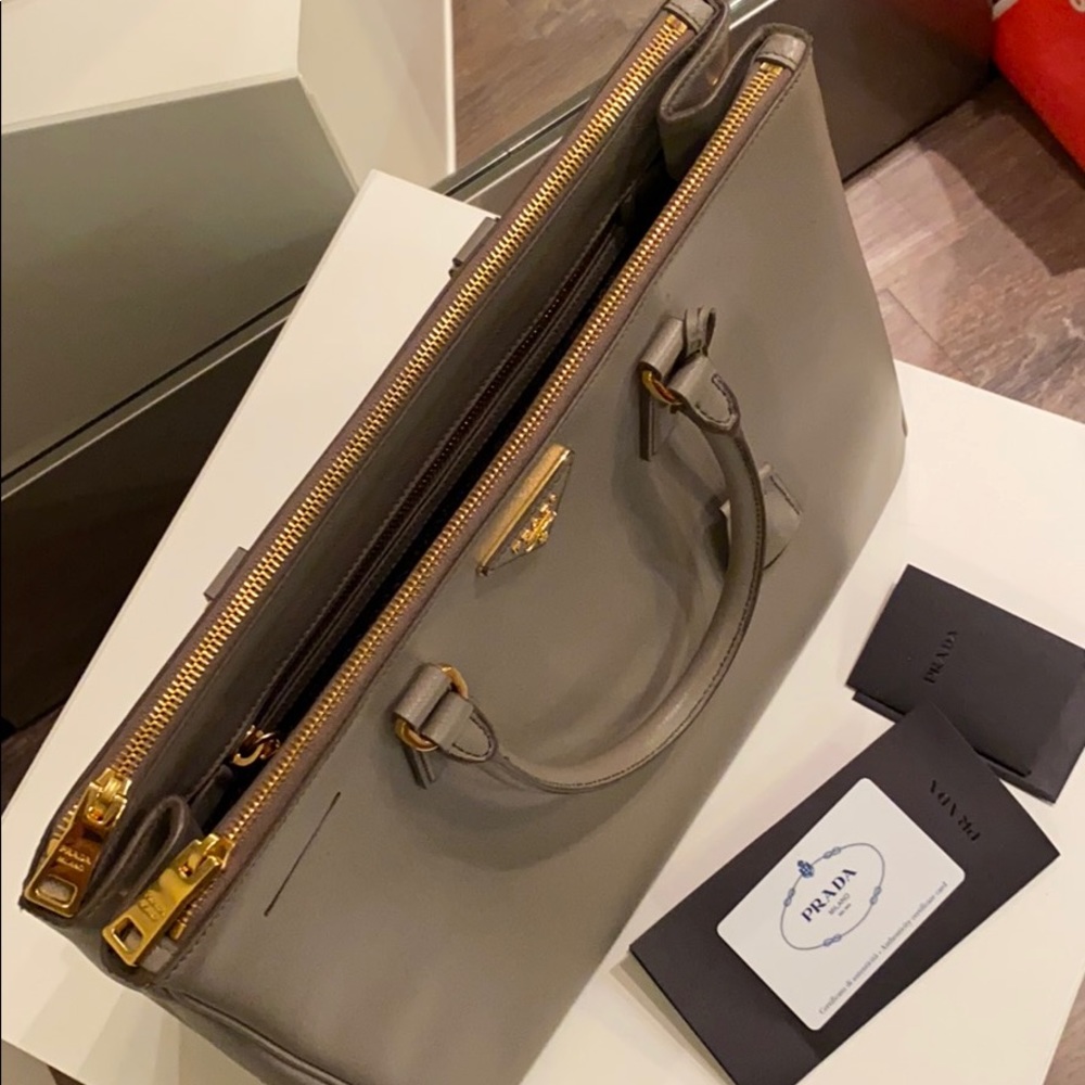 ❣️SOLD❣️Prada Large Saffiano Executive Tote - Picture 2 of 6